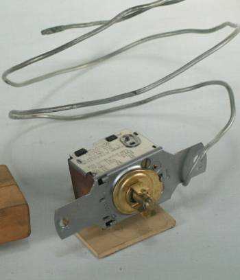 Miniature refrigeration hydraulic thermostat